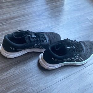 Black women’s Asics running shoes - 8